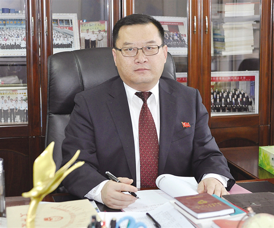 统筹经济社会发展全面提升群众幸福指数访乌拉特前旗旗委书记陈功明