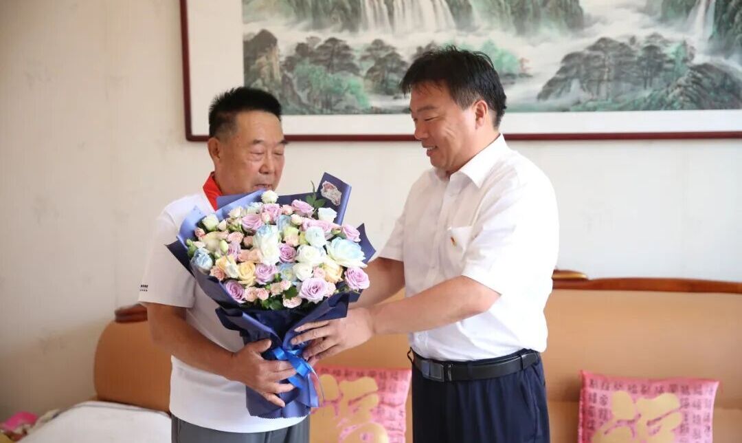 张鸿福在磴口县开展“七一”走访慰问并调研现代农牧业发展相关图片