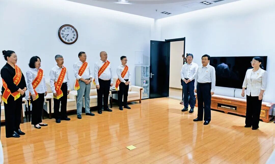 贺伟华张鸿福会见我市自治区“两优一先”表彰对象相关图片