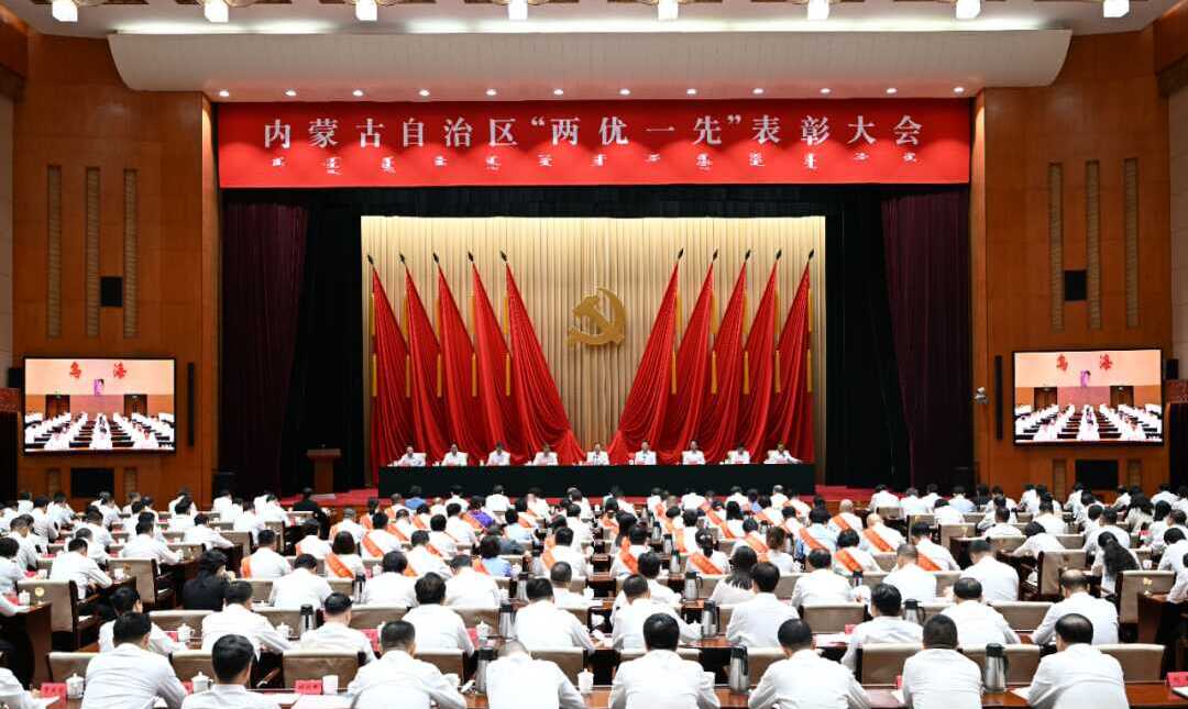 自治区“两优一先”表彰大会在呼和浩特召开王伟中讲话并讲授树立和践行正确政绩观学习教育专题党课 包钢主持 张延昆时光辉出席相关图片