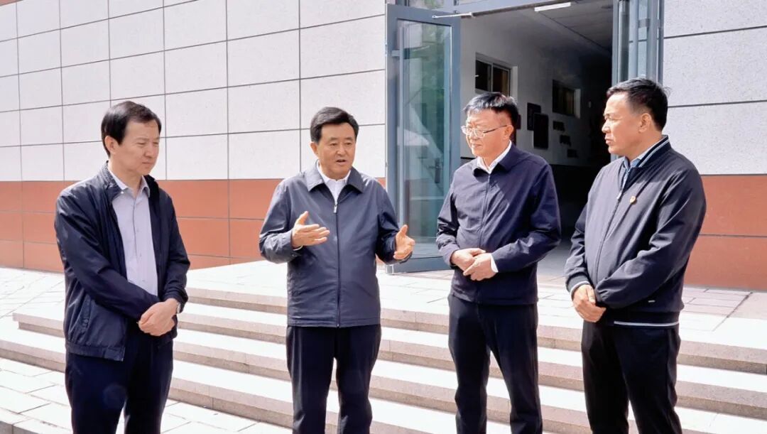 贺伟华调研教育工作并看望慰问一线教师相关图片