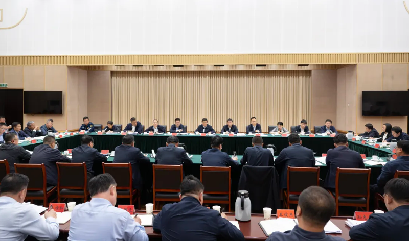 全市经济工作推进会召开贺伟华主持并讲话