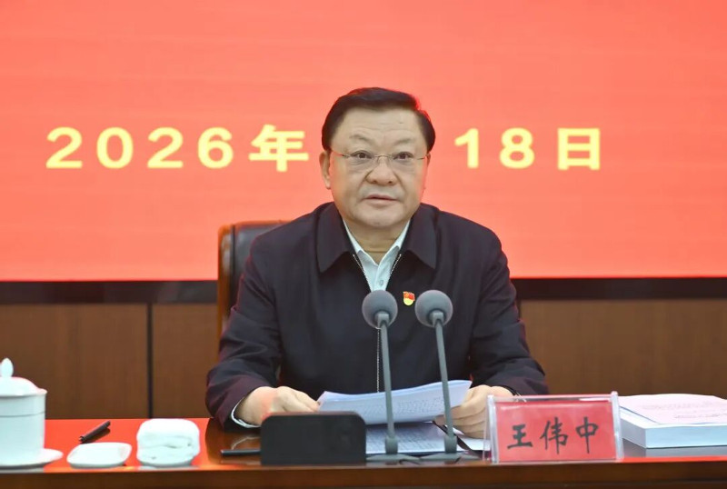 自治区党委树立和践行正确政绩观学习教育读书班在内蒙古党校（行政学院）开班　王伟中主持并讲话　曲青山作辅导报告　包钢张延昆时光辉参加